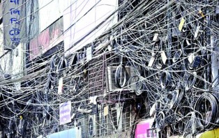 রাজধানীর ঝুলন্ত জঞ্জাল 'তার' নিয়ে তিন পক্ষের টানাটানি